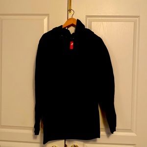 Men’s Nike hoodie. Straight cut longer length. Quarter zip. Front pouch pocket.